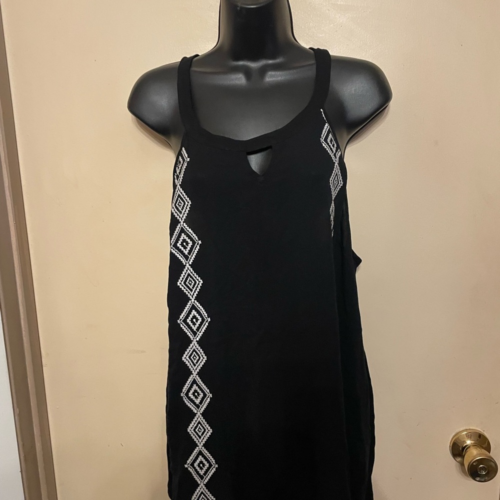Torrid Black Tank Top with White Geometric Pattern size 1 - Picture 4 of 6